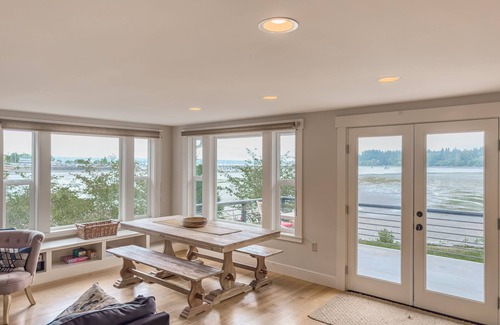 Kingston House | Saltwater Estate - waterfront with private beach & walk to ferry
