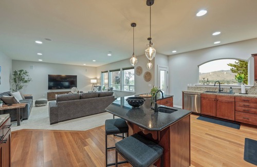 East Wenatchee House | Saltwater pool, hot tub, spacious home with game room, great valley views