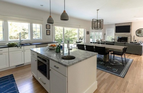 Portsmouth House | Saltwater pool walk to beach private estate