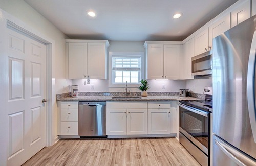 Surf City Apartment | Saltwater Suites, 101 King ADA 1st Floor