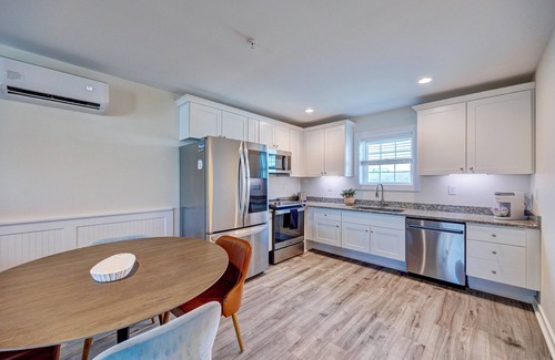 Surf City Apartment | Saltwater Suites, 202 Queen 2nd Floor