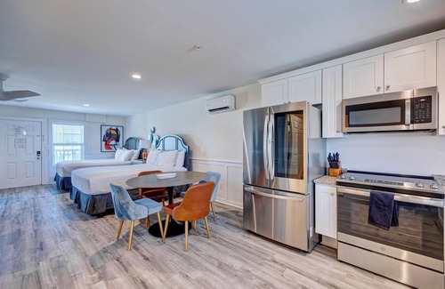 Surf City Apartment | Saltwater Suites, 202 Queen 2nd Floor