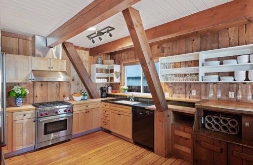 Ventura House | Saltwood Cabin - Oceanfront Bliss