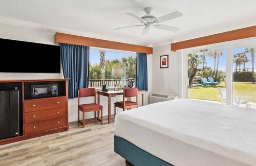 Jacksonville Hotel | Salty Beachside Haven with Outdoor Swimming Pool and Stunning Ocean Views