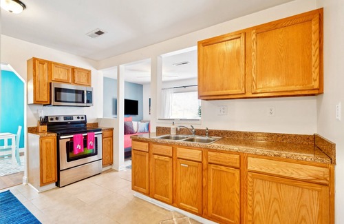 North Charleston Cottage | Salty Breeze Bungalow: located near beaches, downtown, coliseum, riverfront park