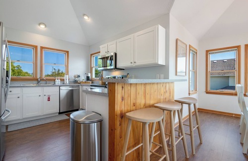 Duck House | Salty Breeze ~ Walk to Beach ~ Pool ~ Hot Tub ~ EV ~ 8-10 min walk to beach