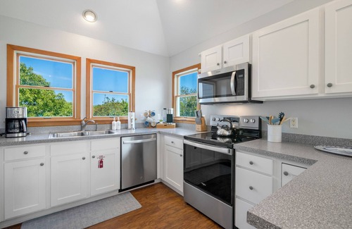 Duck House | Salty Breeze ~ Walk to Beach ~ Pool ~ Hot Tub ~ EV ~ 8-10 min walk to beach