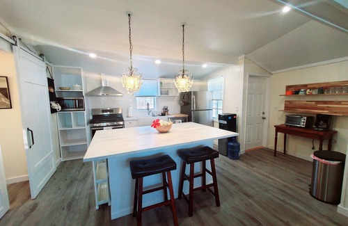 Spanish Wells House | Salty Dog - Harbour views, "Old Town" Spanish Wells, Fully & Newly remodeled.