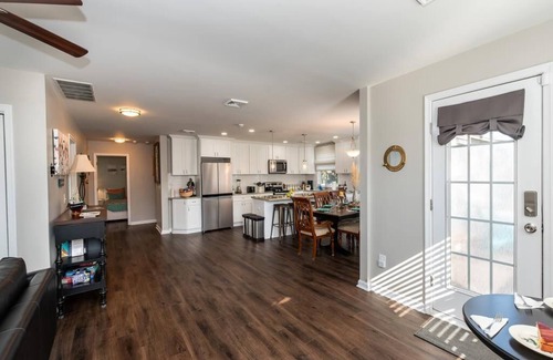 Villas House | Salty Pup. New, spacious, renovated house! PET FRIENDLY large fenced yard!