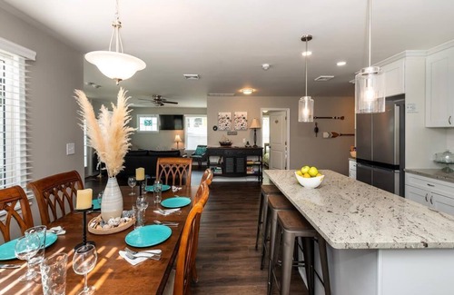 Villas House | Salty Pup. New, spacious, renovated house! PET FRIENDLY large fenced yard!
