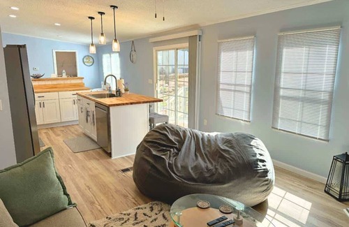 Prosperity House | Saluda Lake Escape Su
