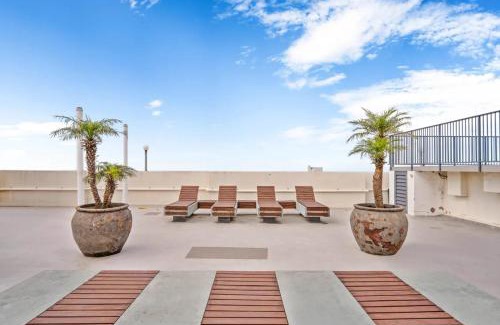 Bondi Apartment | Sam's Bondi top floor studio - lift, view, pool, secure