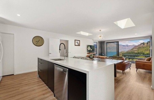 Sunshine Bay House | Sam's Sanctuary | Fernhill Home