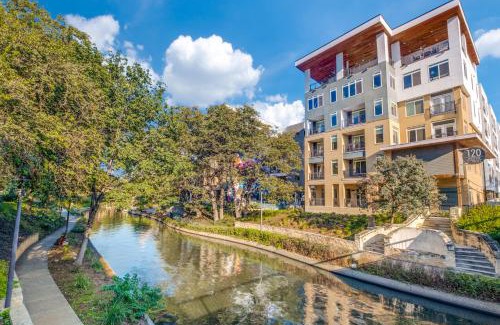 Downtown San Antonio Apartment | San Antonio Fiesta Condo on Riverwalk wKing Ste