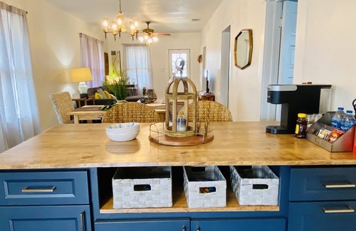 Woodlawn Lake Cottage | San Antonio, Fiesta Texas, The Alamo, Riverwalk