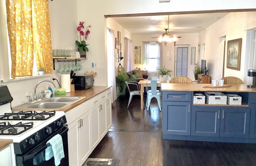 Woodlawn Lake Cottage | San Antonio, Fiesta Texas, The Alamo, Riverwalk