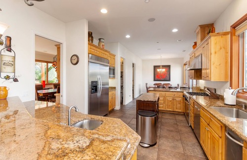 Fallbrook House | San Diego(Fallbrook)LAKEFRONT Resort Style Lakehouse w/Pool,Spa, Beaches close,