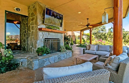 Fallbrook House | San Diego(Fallbrook)LAKEFRONT Resort Style Lakehouse w/Pool,Spa, Beaches close,