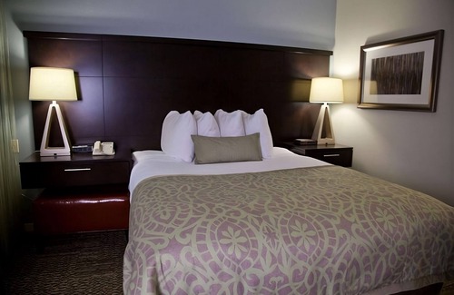 San Bruno Hotel | San Francisco Tour! 2 Spacious Units, Free Breakfast, Full Kitchen, Outdoor Pool