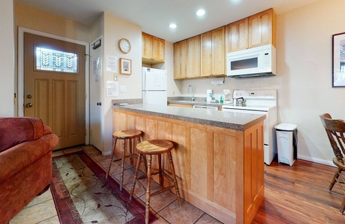 Mammoth Lakes Condo | San Sierra 10 Updated Condo, with Complex Jacuzzi, Short Walk to The Village by RedAwning
