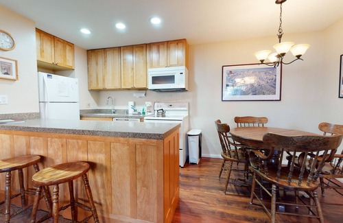 Mammoth Lakes Condo | San Sierra 10 Updated Condo, with Complex Jacuzzi, Short Walk to The Village by RedAwning