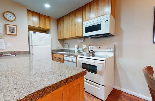 Mammoth Lakes Condo | San Sierra 10 Updated Condo, with Complex Jacuzzi, Short Walk to The Village by RedAwning