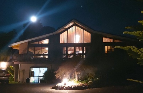 Tauranga Apartment | Sanctuary in your 2 bedroom unit. Safe parking directly outside. Pool & cabana.