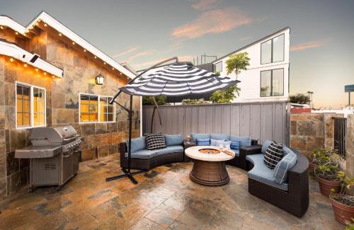 Balboa Peninsula House | Sand Castle by AvantStay Beach House on Balboa Peninsula w Patio Hot Tub
