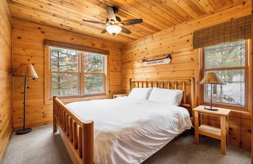 Wisconsin Dells Cabin | Sand Rock Lodge, Fire Pit, 3bd, 2bth sleeps 10
