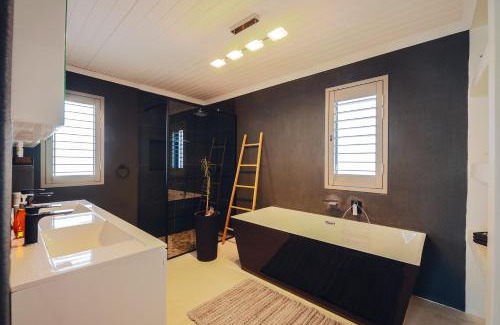 Jacobs Bay House | Sandals & Seashells