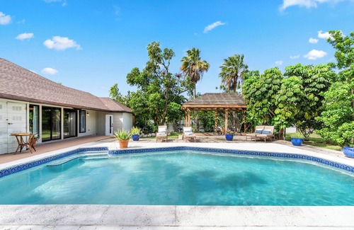 Seven Mile Beach Villa | Sandalwood Escape - Luxury Family Villa Private Pool