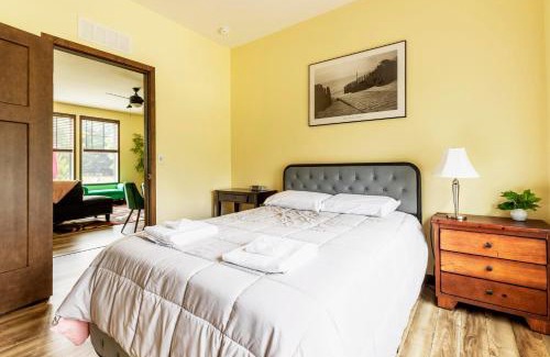 Douglas House | Sandcastle Getaway! Walk to the beach and town!
