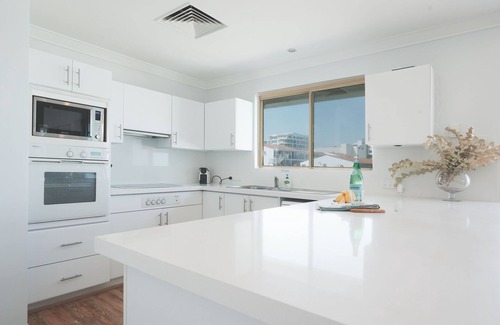 Scarborough Apartment | Sandcastles Penthouse w/Pool & Sauna!