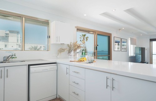 Scarborough Apartment | Sandcastles Penthouse w/Pool & Sauna!