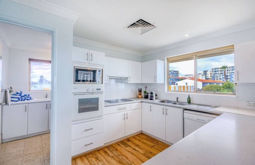 Scarborough Apartment | Sandcastles Penthouse w/Pool & Sauna!