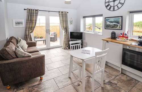 Sandilands Cottage | SANDERLINGS COTTAGE, pet friendly, with a garden in Sutton-On-Sea