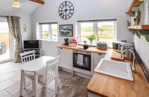 Sandilands Cottage | SANDERLINGS COTTAGE, pet friendly, with a garden in Sutton-On-Sea