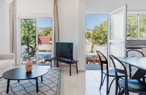 Tremithousa Villa | Sanders White Mountains - Bright Villa with Pool