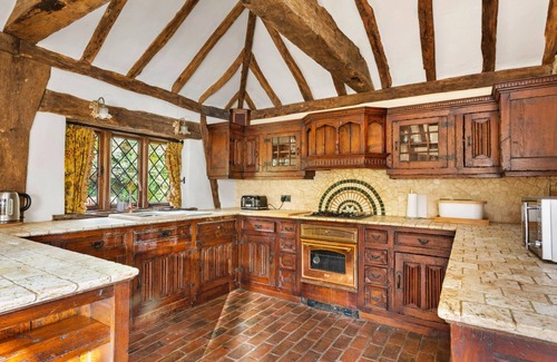 Crawley Down House | Sandhill Cottage with Hot Tub by Interhome
