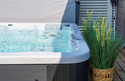 Crawley Down House | Sandhill Cottage with Hot Tub by Interhome