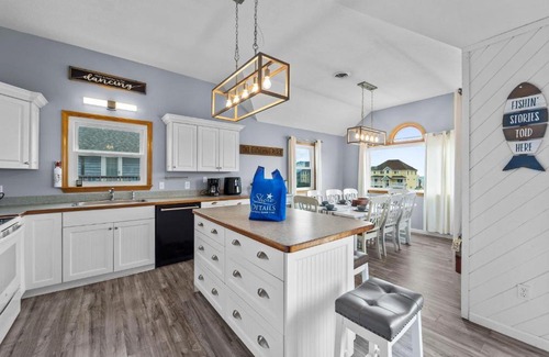 Avon House | Sandi Shores