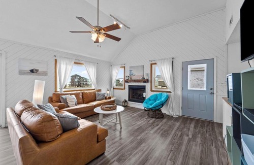 Avon House | Sandi Shores