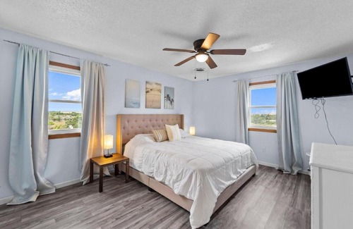 Avon House | Sandi Shores