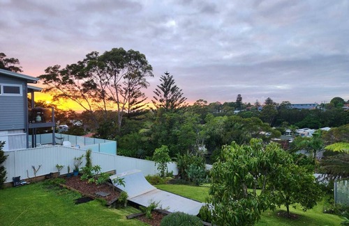 Bulli House | Sandon Beach Cottage-Beach, escarpment and a half pipe. Pet friendly!