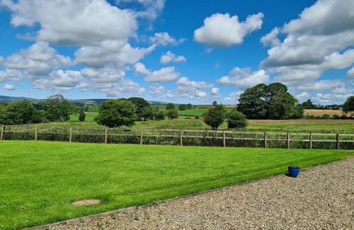 Whitland Cottage | SANDPIPER COTTAGE, pet friendly, with pool in Llanboidy