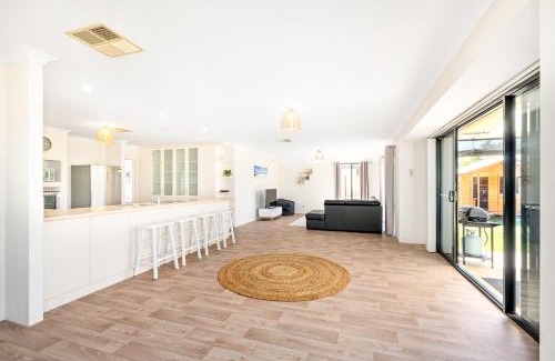 Broadwater House | Sandpiper House 4BR Family & Pet-Friendly Stay