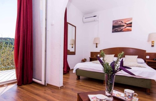 Okrug Donji Apartment | Sandra - Quiet & Close to the Beach - SA2