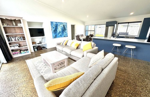 Matarangi Cottage | Sands Beach House - Matarangi Holiday Home