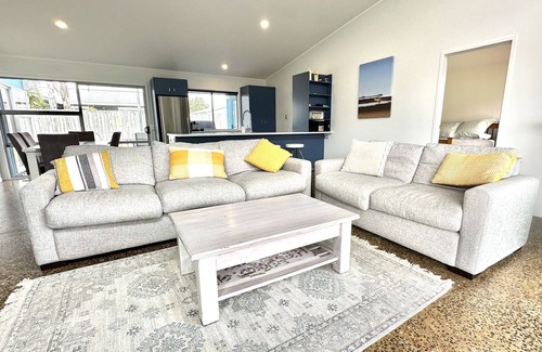 Matarangi Cottage | Sands Beach House - Matarangi Holiday Home