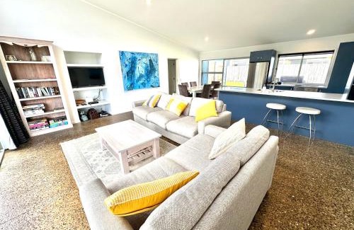 Matarangi House | Sands Beach House - Matarangi Holiday Home